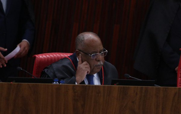 Em seu voto, Benedito Gonçalves pede inelegibilidade de Bolsonaro