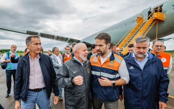 Lula promete destravar burocracia de ajuda ao RS